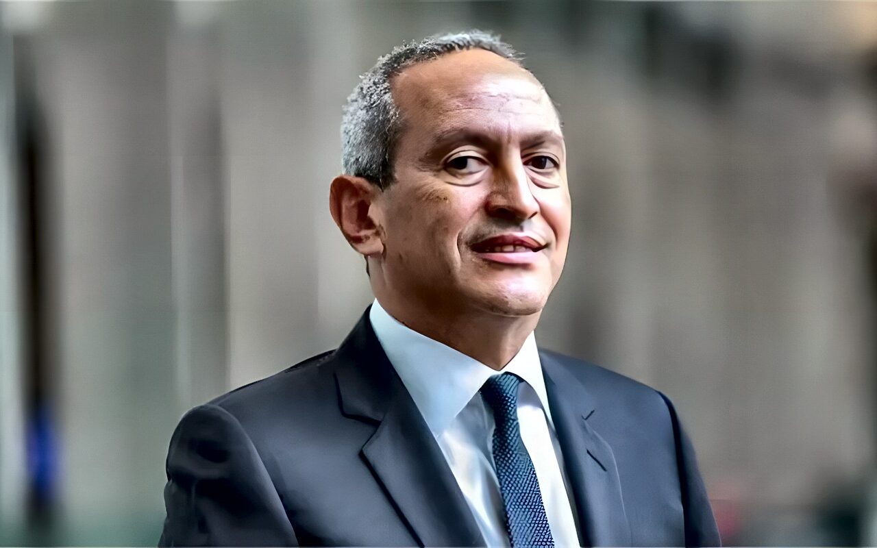 ناصف ساويرس يعتزم مقاضاة جيمي كاراجر بعد إساءته لنادي أستون فيلا