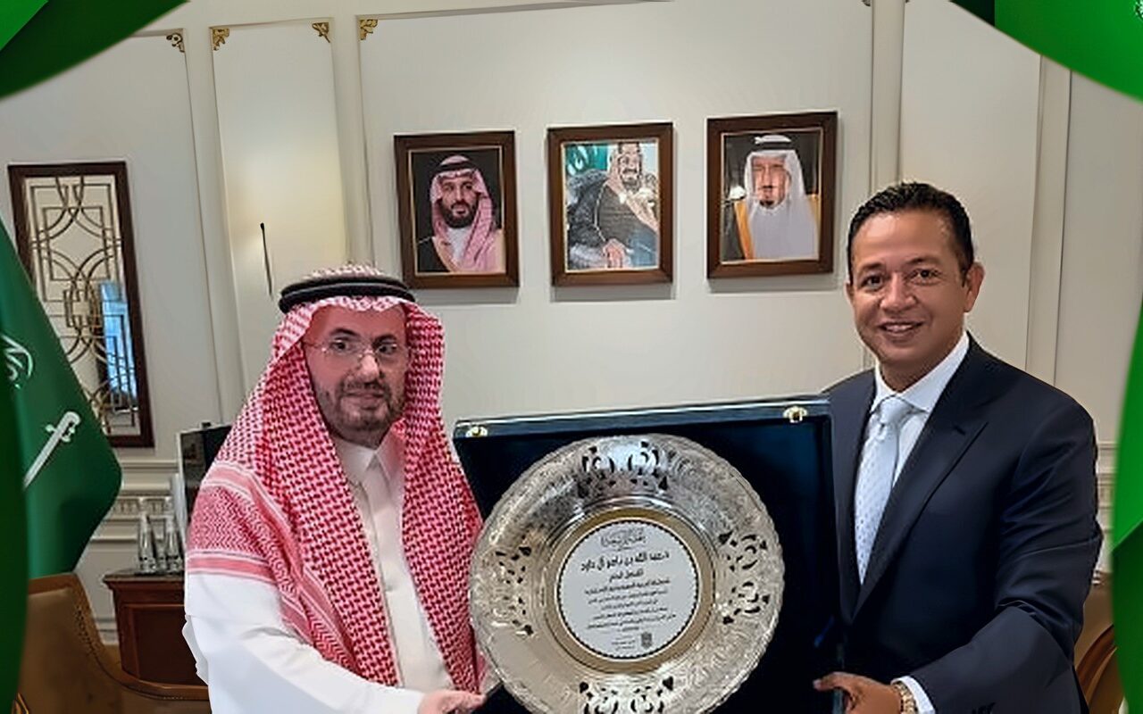 رئيس نادى الاتحاد السكندرى يلبى دعوة القنصل العام السعودى و يُهديه درعاً تذكارياً
