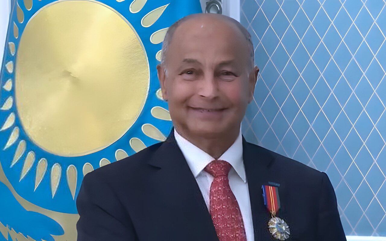 رئيس كازاخستان يقلد رئيس الاتحاد الدولي لألعاب الماء بوسام الصداقة