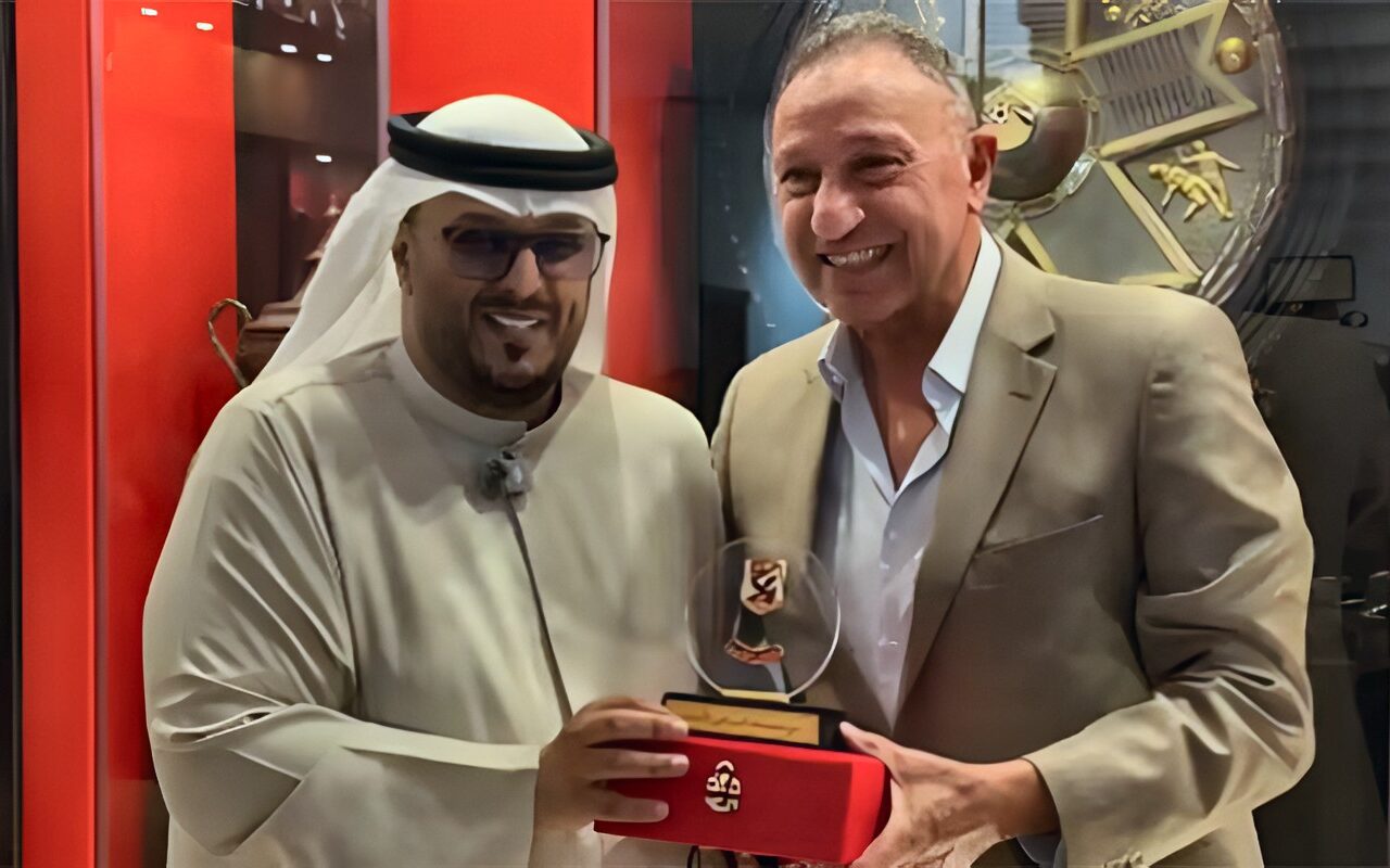 الخطيب يكرّم المعلق الإماراتي عامر عبدالله