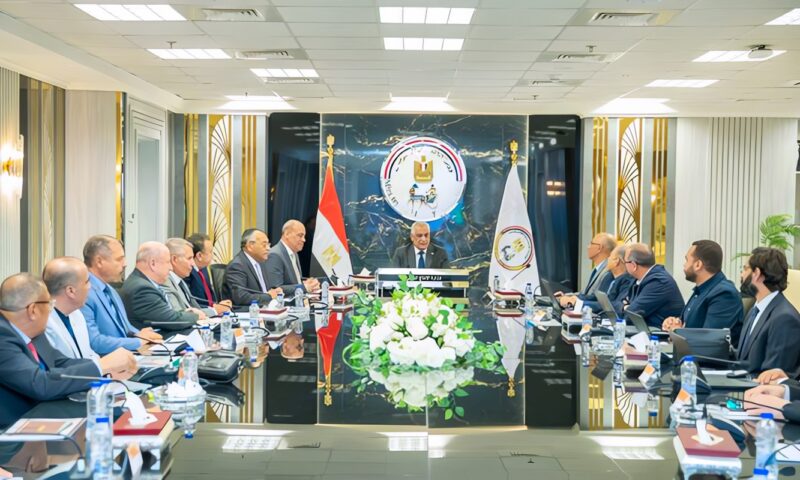 وزير الإنتاج الحربي يتابع الموقف التنفيذي لمشروعات “حياة كريمة”