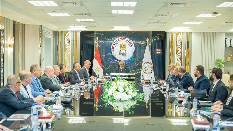 وزير الإنتاج الحربي يتابع الموقف التنفيذي لمشروعات “حياة كريمة”