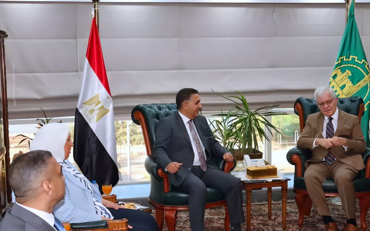 محافظ القليوبية يبحث مع القائم بأعمال سفير أمريكا الاستفادة من التجارب الدولية لدعم المشروعات التنموية 
