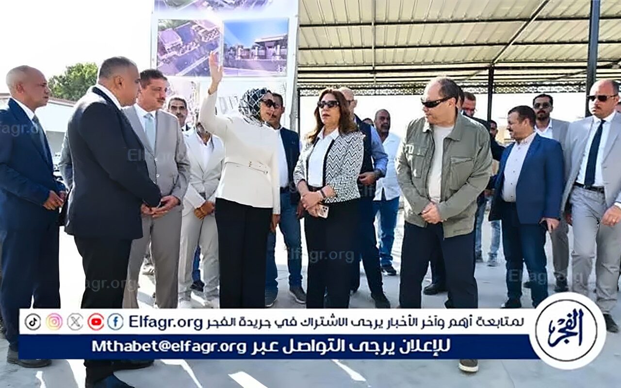 وزيرة التنمية المحلية ومحافظ الوادي الجديد يتابعان تطوير الموقف الإقليمي ورصف الطرق بالخارجة