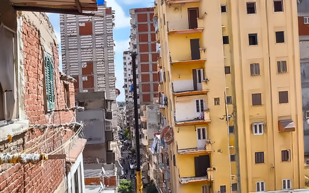 إزالة أجزاء من العقار المائل بلامبروزو.. إجراءات عاجلة من محافظة الإسكندرية