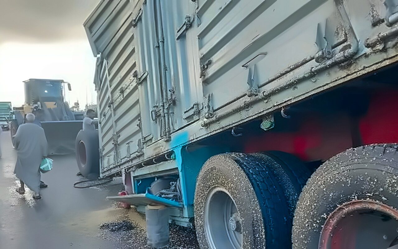 انقلاب سيارة نقل ثقيل بالطريق الصحراوي بالإسكندرية دون إصابات