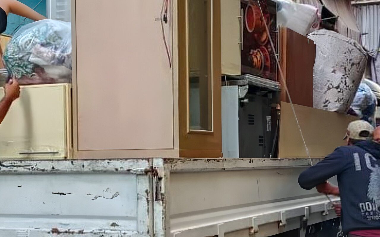 بعد تخفيف الأحمال.. إخراج منقولات الأسر المتضررة من عقاري الإسكندرية