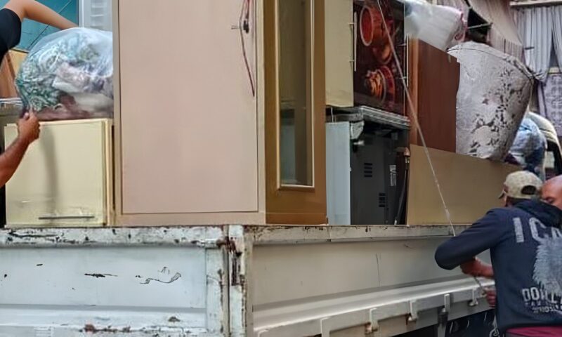 بعد تخفيف الأحمال.. إخراج منقولات الأسر المتضررة من عقاري الإسكندرية