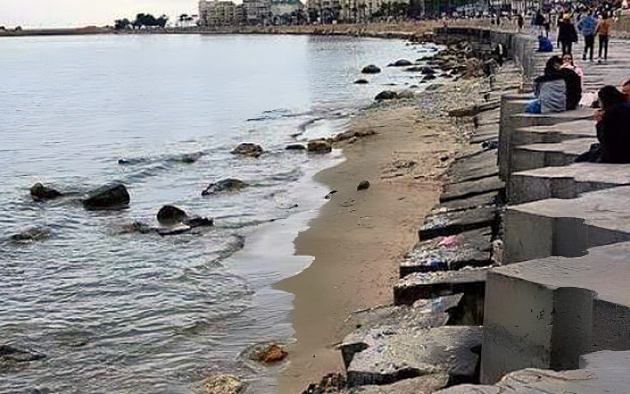 انحسار ملحوظ لمياه البحر في الإسكندرية.. وعلوم البحار يكشف السبب