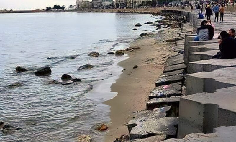انحسار ملحوظ لمياه البحر في الإسكندرية.. وعلوم البحار يكشف السبب
