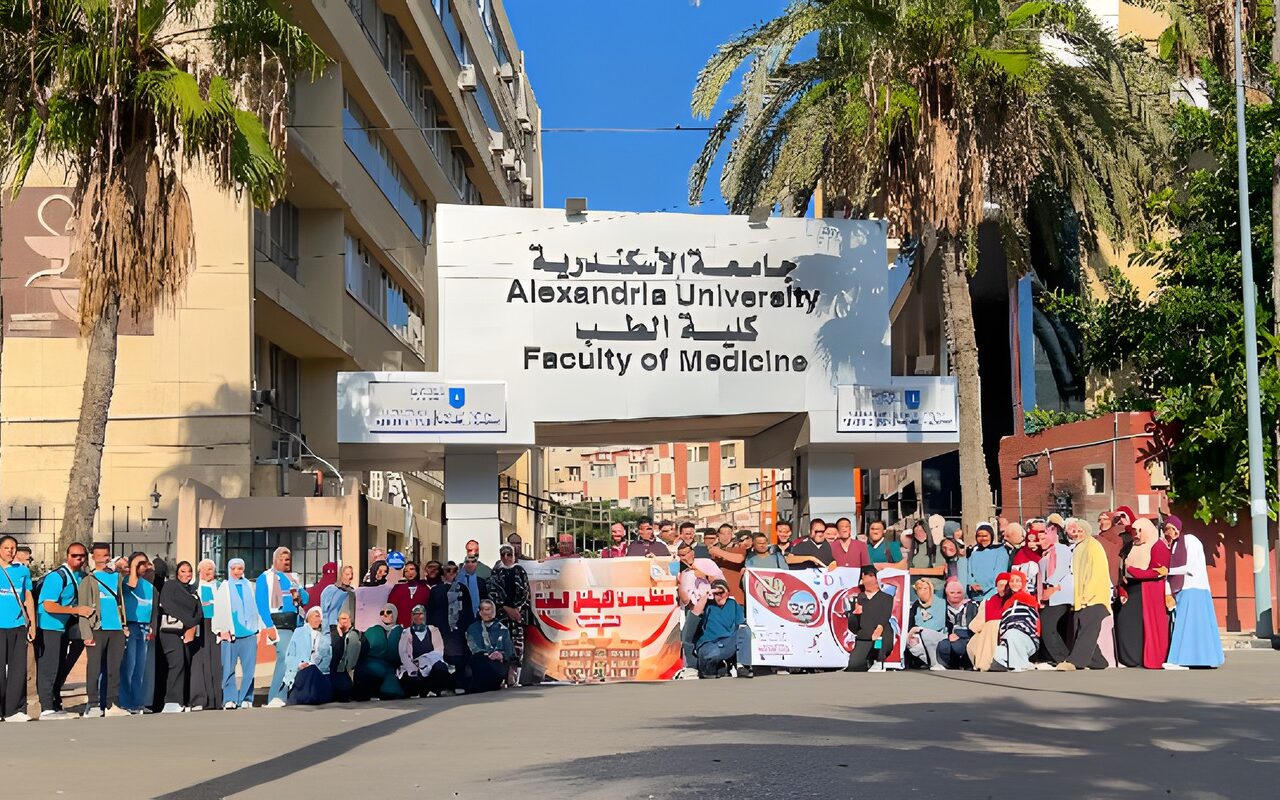 جامعة الإسكندرية تقدم خدمات طبية مجانية لـ920 مواطنًا غربي المحافظة