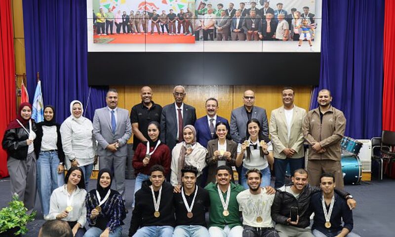 رئيس جامعة الإسكندرية يُكرم الفائزين بدورة الذكاء الاصطناعي