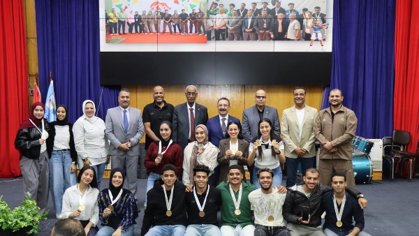 رئيس جامعة الإسكندرية يُكرم الفائزين بدورة الذكاء الاصطناعي