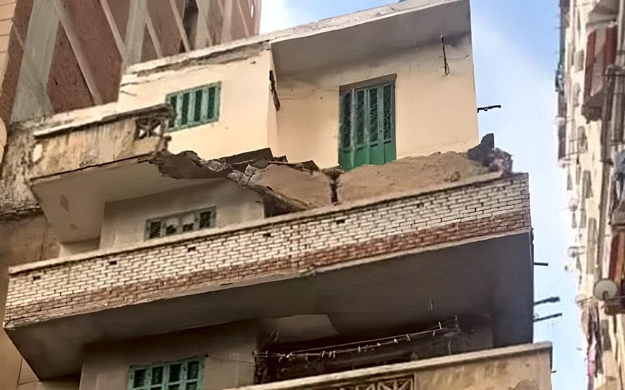 بسبب الأمطار.. انهيار شرفة عقار في باكوس بالإسكندرية