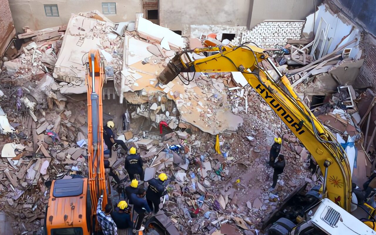 التفاصيل الكاملة لانهيار عقار بالإسكندرية.. و5 وفيات الحصيلة النهائية