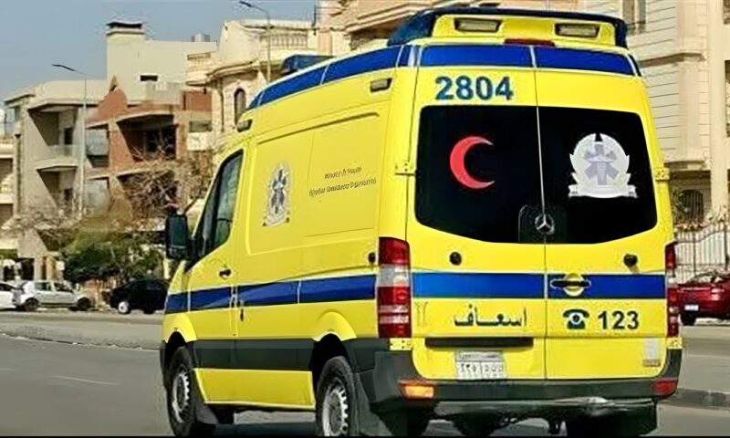 إصابة 3 أشخاص إثر انقلاب تروسيكل في قرية المنشية بقنا