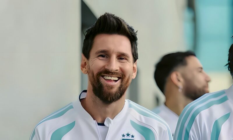 بوينس آيرس تحتفل بميسي.. تمثال عملاق وحافلة مكشوفة لتوديع أسطورة الأرجنتين