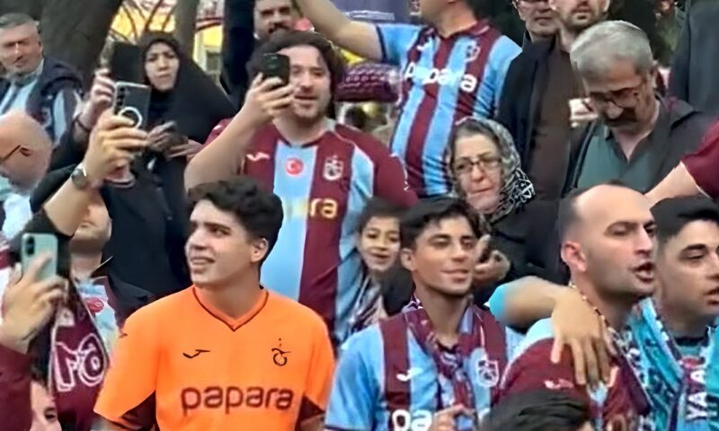 جماهير طرابزون تملأ الشوارع وتغني لصلاح قبل مواجهة بشكتاش ..صور
