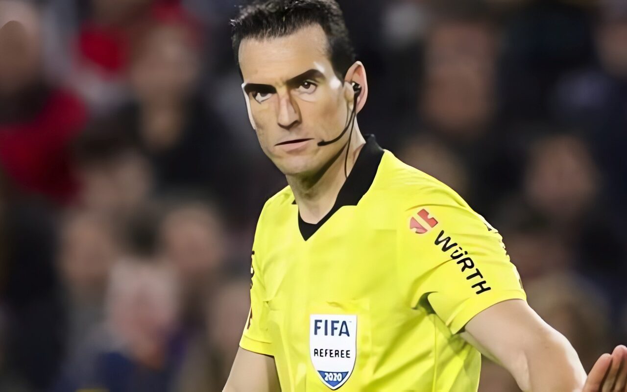 رسميًا.. مونويرا حكمًا للكلاسيكو بين برشلونة وريال مدريد