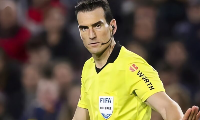 رسميًا.. مونويرا حكمًا للكلاسيكو بين برشلونة وريال مدريد
