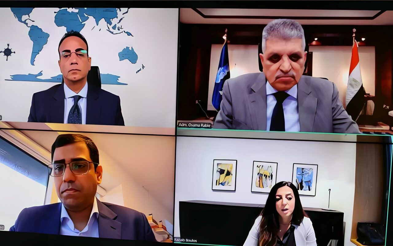 رئيس قناة السويس يبحث مع مجموعة ميرسك تسريع وتيرة عودة الخدمات الملاحية