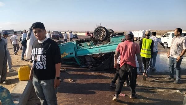 12 شخصا.. ننشر أسماء مصابي حادث انقلاب سيارة ربع نقل بمطروح