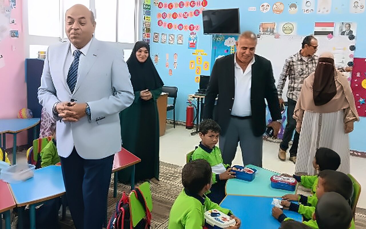 مدير تعليم مطروح يتابع انتظام الدراسة ويوجه بتفعيل مجموعات الدعم المدرسي فورا