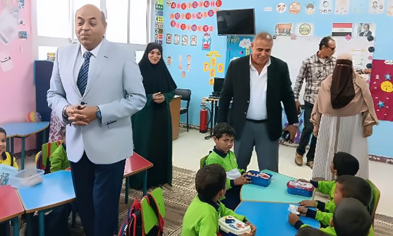 مدير تعليم مطروح يتابع انتظام الدراسة ويوجه بتفعيل مجموعات الدعم المدرسي فورا