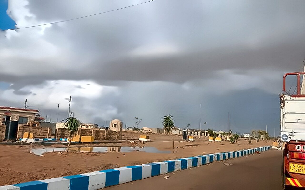 أمطار غزيرة تضرب براني.. وخفيفة على مرسى مطروح