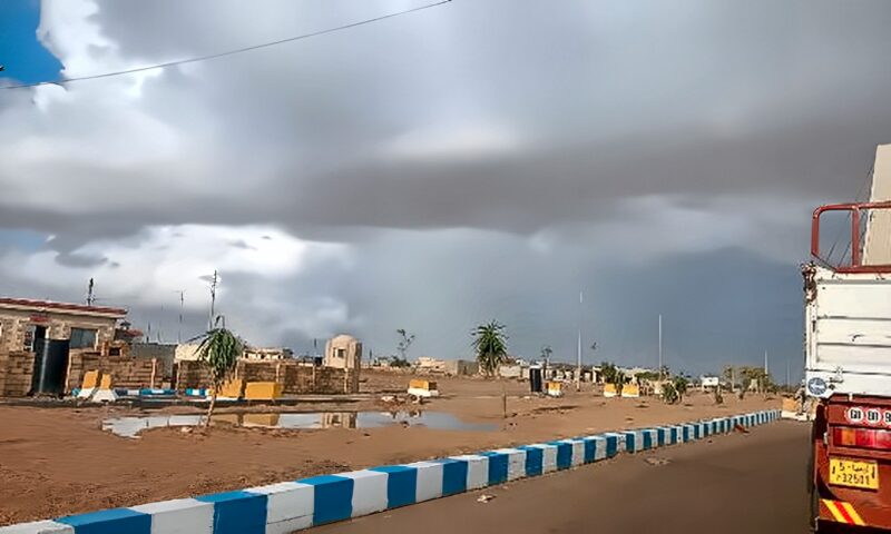 أمطار غزيرة تضرب براني.. وخفيفة على مرسى مطروح
