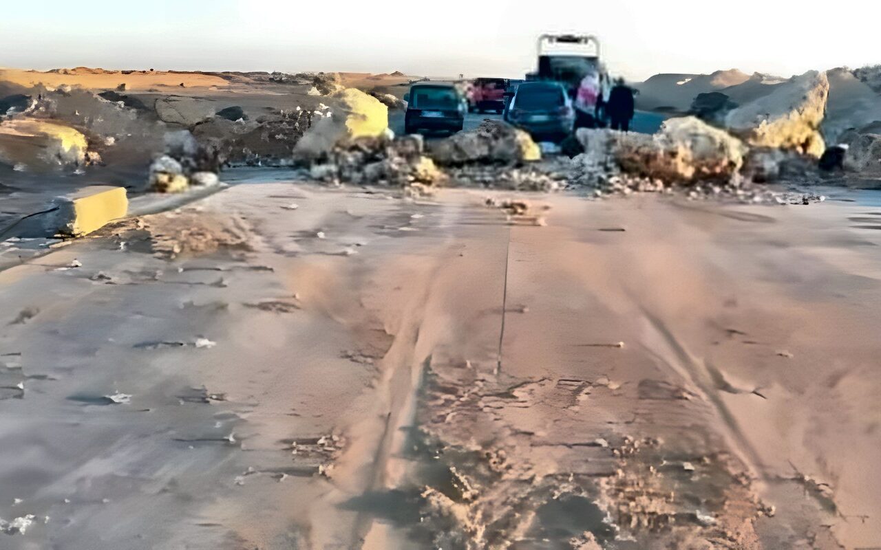 انقلاب سيارة على طريق سيوة – مطروح وإصابة 3 محامين