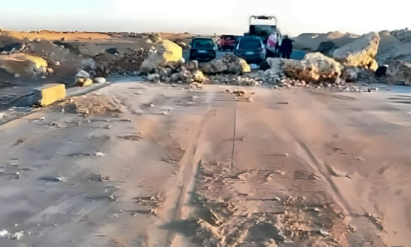 انقلاب سيارة على طريق سيوة – مطروح وإصابة 3 محامين
