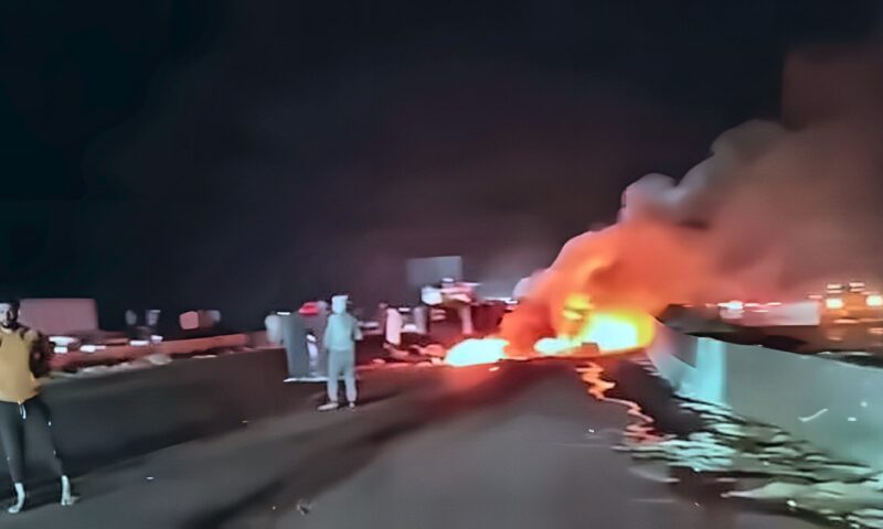 دون إصابات.. السيطرة على حريق سيارة عقب انقلابها غرب مدينة الحمام بمطروح