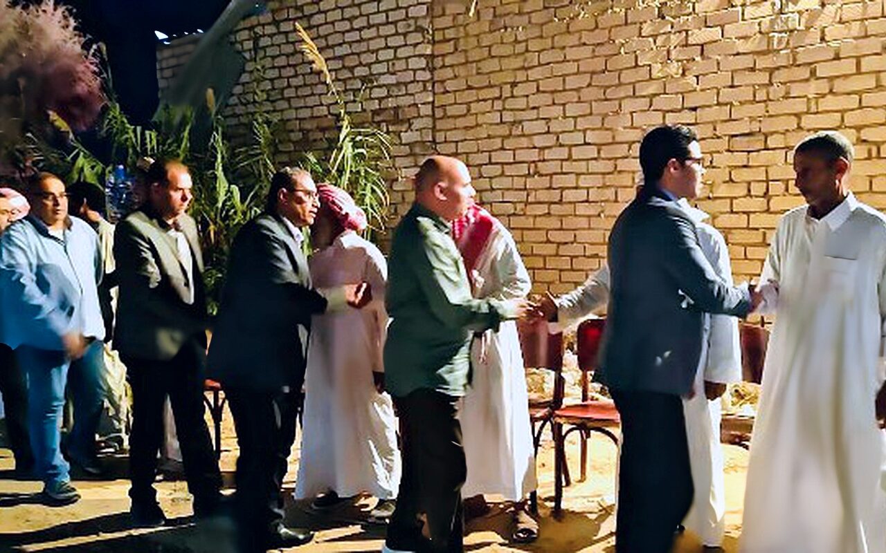نائب محافظ مطروح والسكرتير العام يقدمان واجب العزاء لأسر ضحايا حادث الضبعة