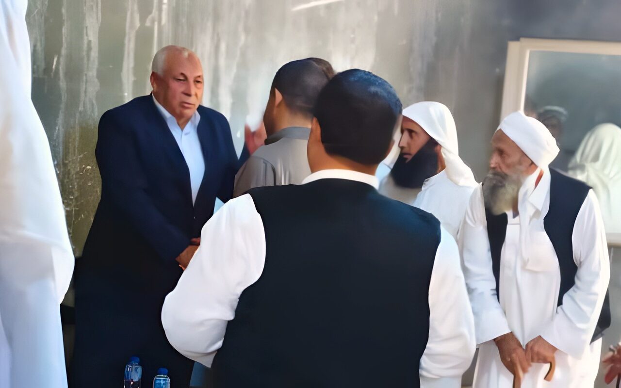محافظ مطروح يقدّم واجب العزاء لأسرة الأشقاء الثلاثة ضحايا حادث الضبعة