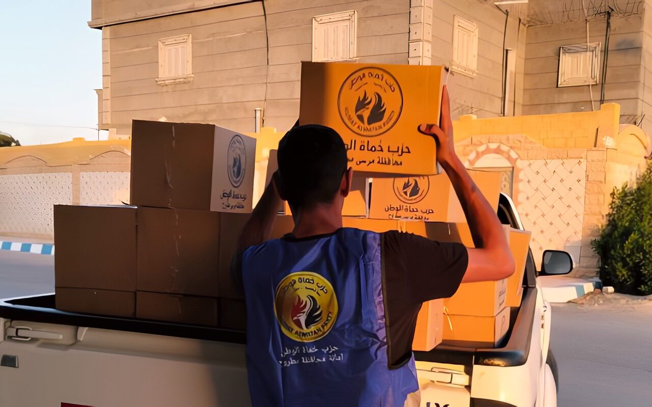 حماة الوطن بمطروح يواصل دعم الأسر بقرى ونجوع المحافظة بكراتين المواد الغذائية