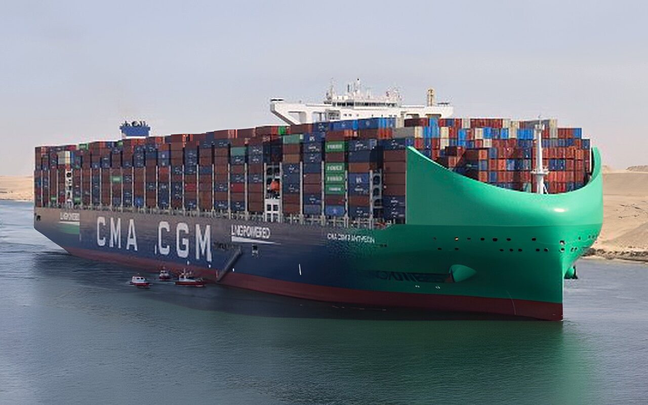 الرحلة الأولى.. سفينة الحاويات العملاقة CMA CGM PANTHEON تعبر قناة السويس بحمولة 221 ألف طن