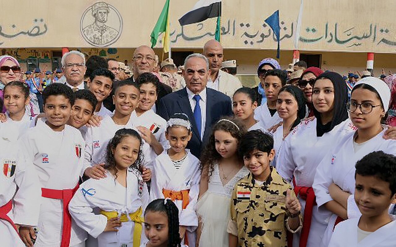 محافظ الإسماعيلية يشهد طابور عرض عسكري لطلاب مدرسة السادات احتفالًا بالعيد القومي