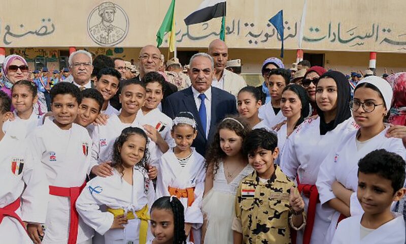 محافظ الإسماعيلية يشهد طابور عرض عسكري لطلاب مدرسة السادات احتفالًا بالعيد القومي