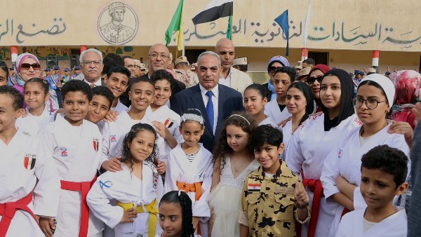 محافظ الإسماعيلية يشهد طابور عرض عسكري لطلاب مدرسة السادات احتفالًا بالعيد القومي