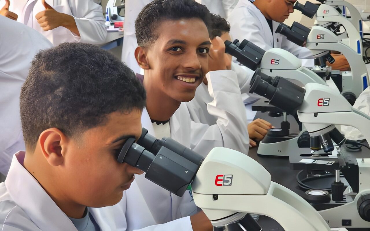 رئيس جامعة الإسماعيلية الجديدة الأهلية يتفقد كلية الصيدلة ويتحاور مع الطلاب