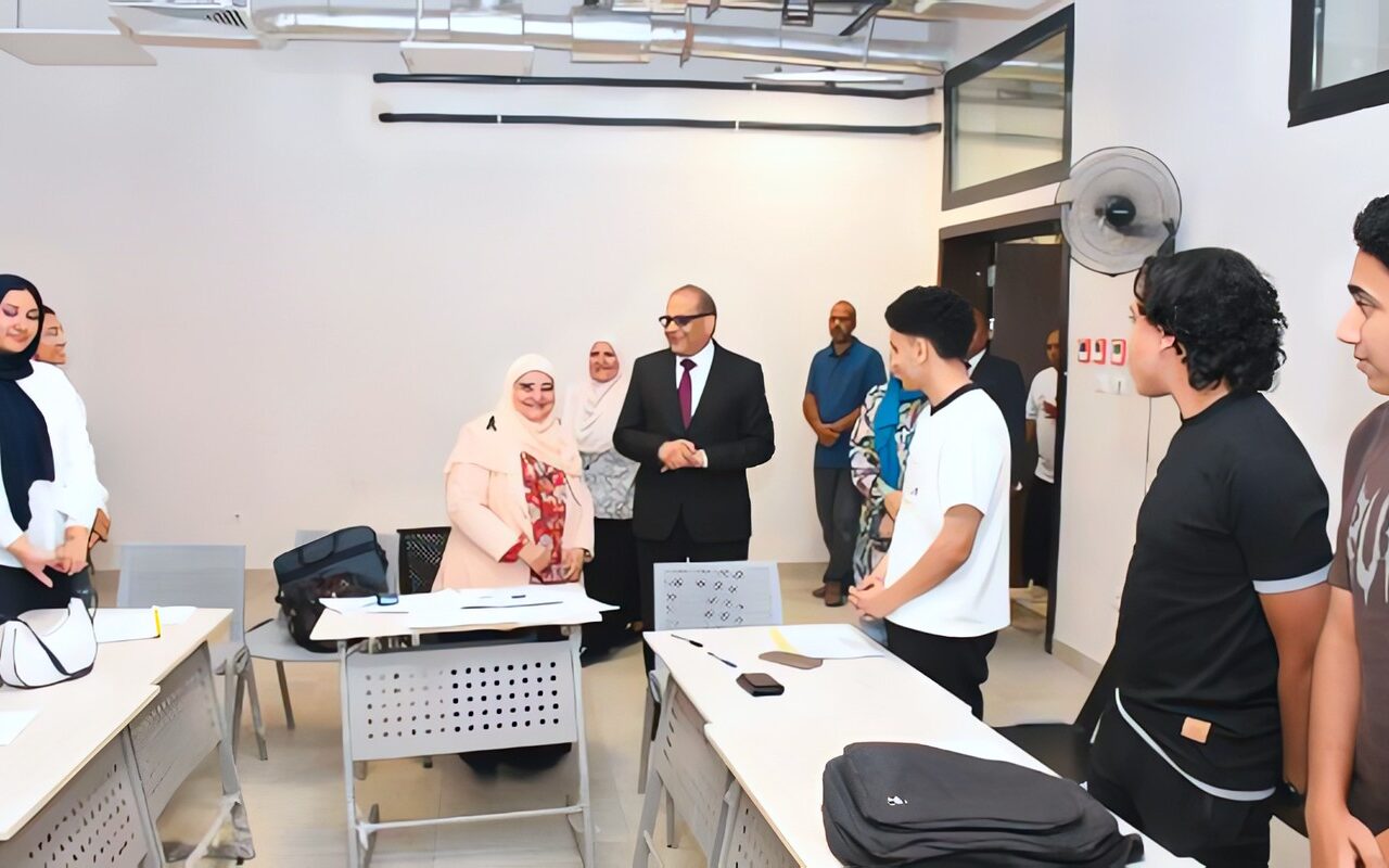 رئيس جامعة الإسماعيلية الجديدة الأهلية يتفقد القاعات التعليمية ويتابع تجارب الطلاب