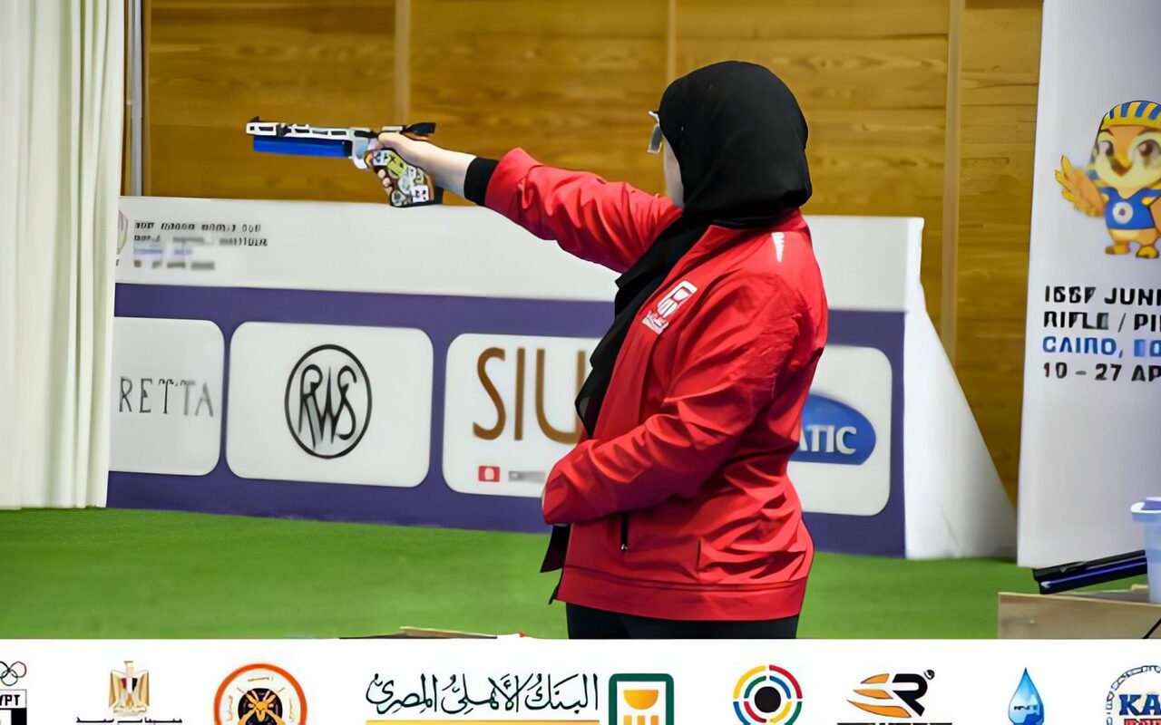 رئيس جامعة قناة السويس يهنئ الطالبة يارا عصام بتحقيق المركز الرابع عالميًا في الرماية