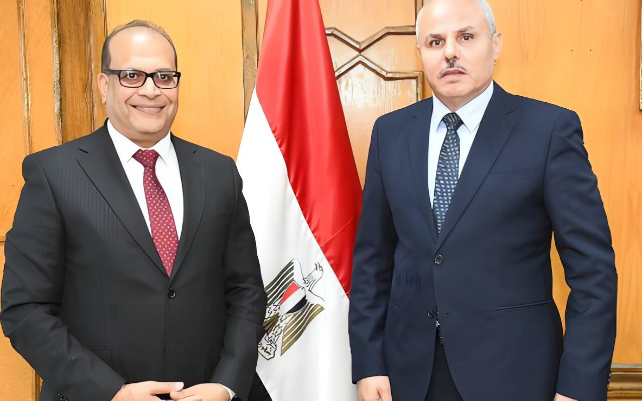 رئيس جامعة الإسماعيلية الجديدة يهنئ ناصر مندور باستمراره رئيسًا لجامعة قناة السويس