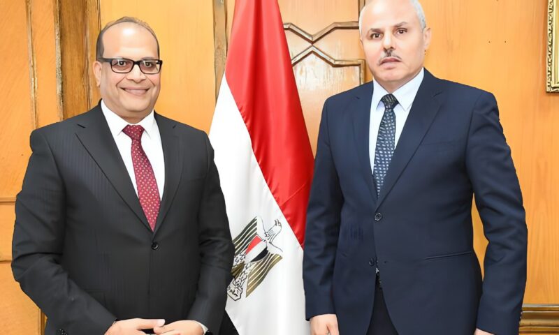 رئيس جامعة الإسماعيلية الجديدة يهنئ ناصر مندور باستمراره رئيسًا لجامعة قناة السويس