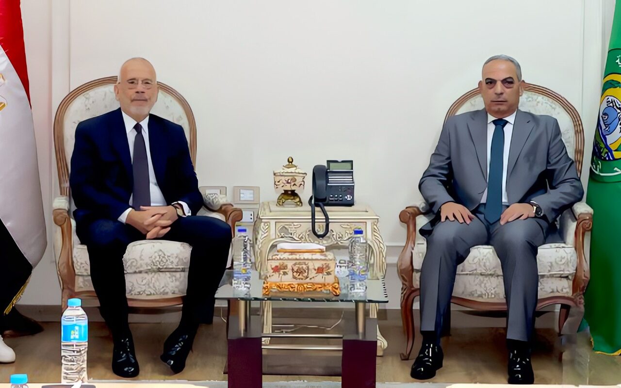 محافظ الإسماعيلية يبحث مع السفير اليوناني بالقاهرة فتح آفاق جديدة للاستثمار