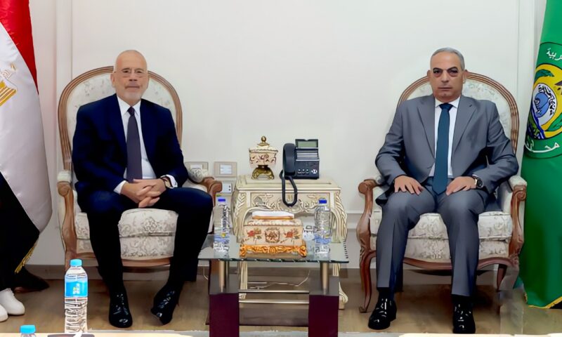 محافظ الإسماعيلية يبحث مع السفير اليوناني بالقاهرة فتح آفاق جديدة للاستثمار