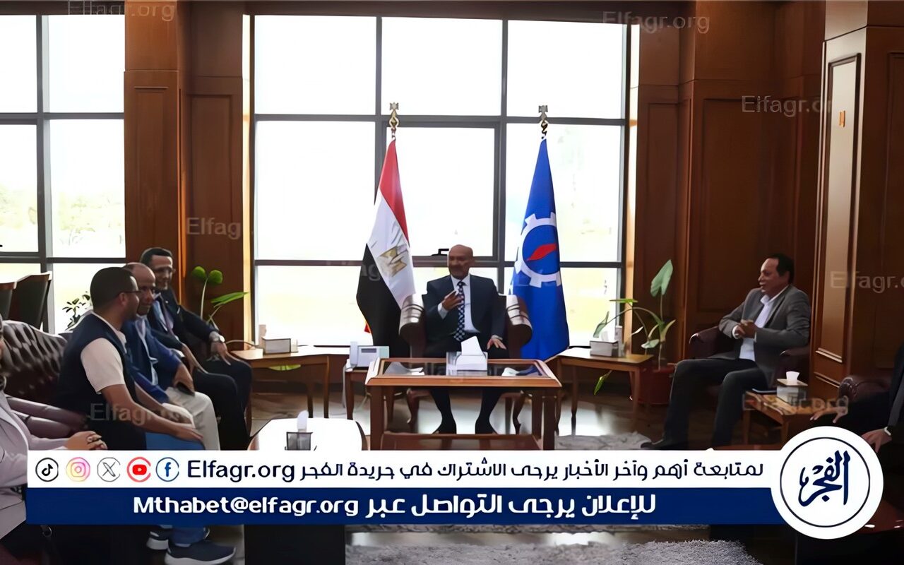محافظ السويس يستقبل نقيب الصحفيين والسكرتير العام للنقابة ويتبادل معهما الدروع بمناسبة العيد القومي الـ53