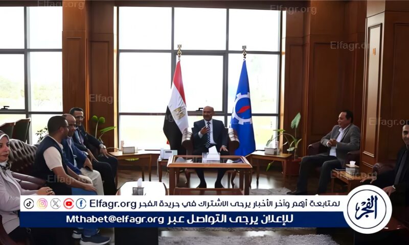 محافظ السويس يستقبل نقيب الصحفيين والسكرتير العام للنقابة ويتبادل معهما الدروع بمناسبة العيد القومي الـ53