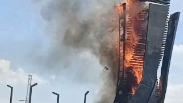 طوله 15 مترا.. حريق يلتهم مجسم ميدان الساعة بمدخل بورسعيد